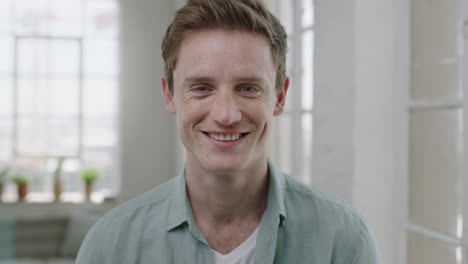 Joven-Guapo-Retrato-De-Un-Chico-De-Cabeza-Roja-Sonriendo-Alegre-Disfrutando-Del-Cambio-De-Estilo-De-Vida-Hombre-Exitoso-En-El-Fondo-Del-Apartamento