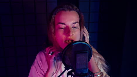 mujer cantando en un estudio de grabación