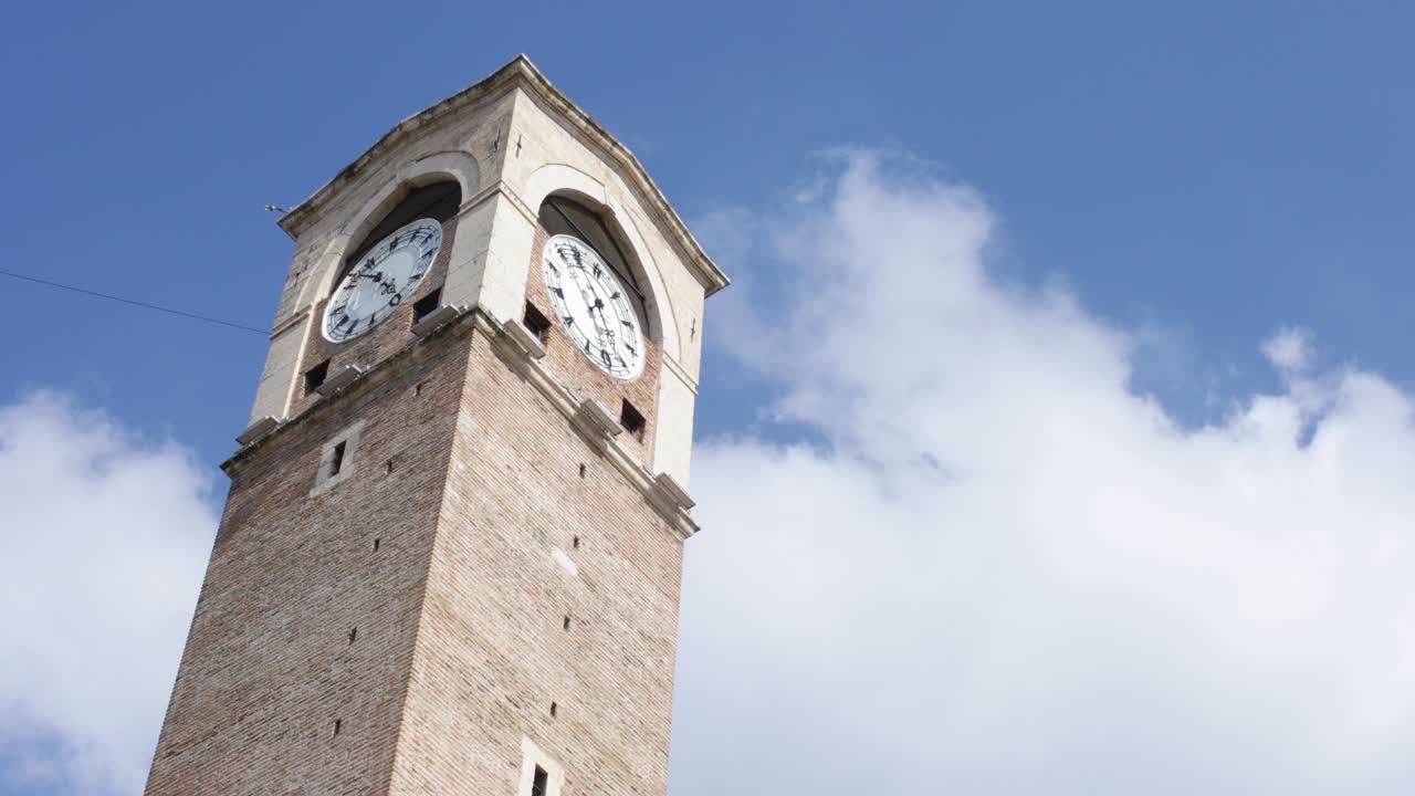 아다나 강을 가로지르는 돌 다리