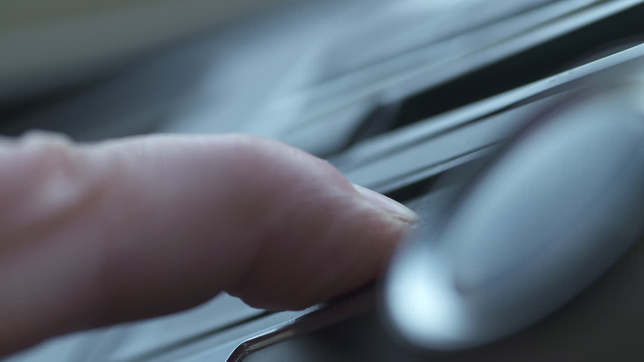 presionando el botón am en la radio de un automóvil