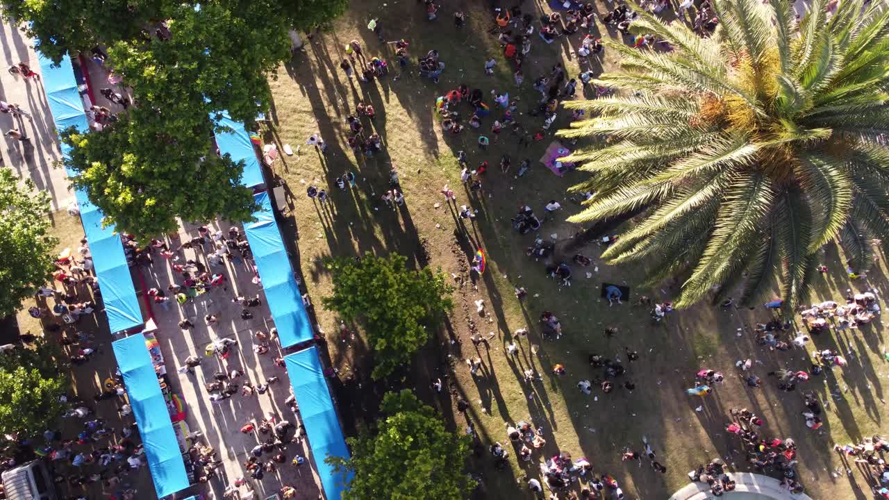 toma cenital del desfile del orgullo lgbt, persona ondeando la bandera, plaza de mayo, buenos aires