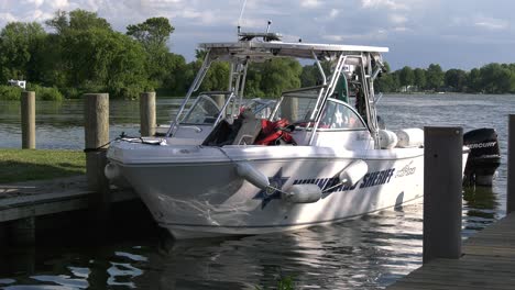 Barco-De-La-Policía-Atracado-En-El-Muelle