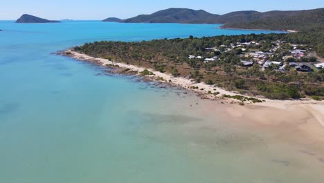 澳洲qld的whitsunday的dingo海灘上的nelly bay公園的空中景色