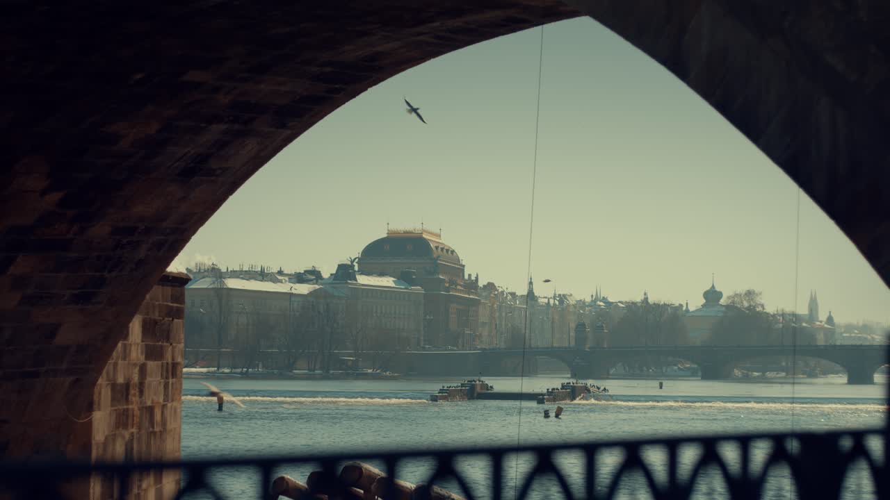 teatro nacional en praga bajo la luz del sol bajo el puente charles