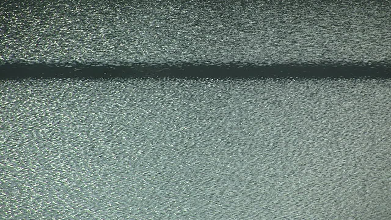 patrones de ondas brillantes crean bandas claras y oscuras a lo largo del lago