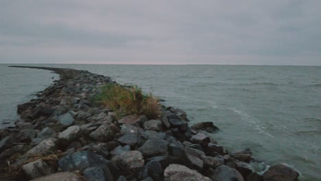 Panoramic-shot-of-cribs-in-the-middle-of-the-lake-with-rough-waters-and-wind