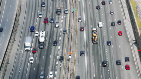 Seguimiento-De-Automóviles-Que-Circulan-Por-Una-Carretera-Ancha-Y-Transitada