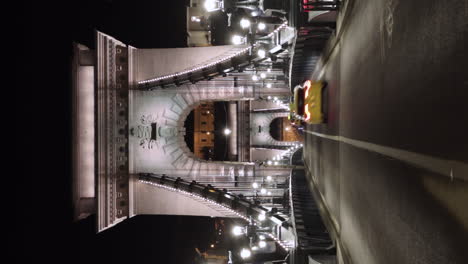 Vista-Vertical-De-Los-Automóviles-Circulando-En-El-Puente-De-Las-Cadenas-Szechenyi-Por-La-Noche-En-Budapest---Timelapse