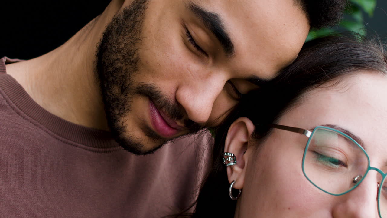 pareja enamorada en casa