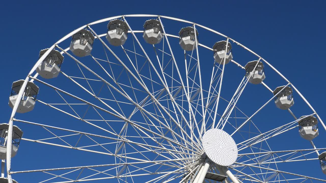 колесо обозрения в действии против голубой хитрости.