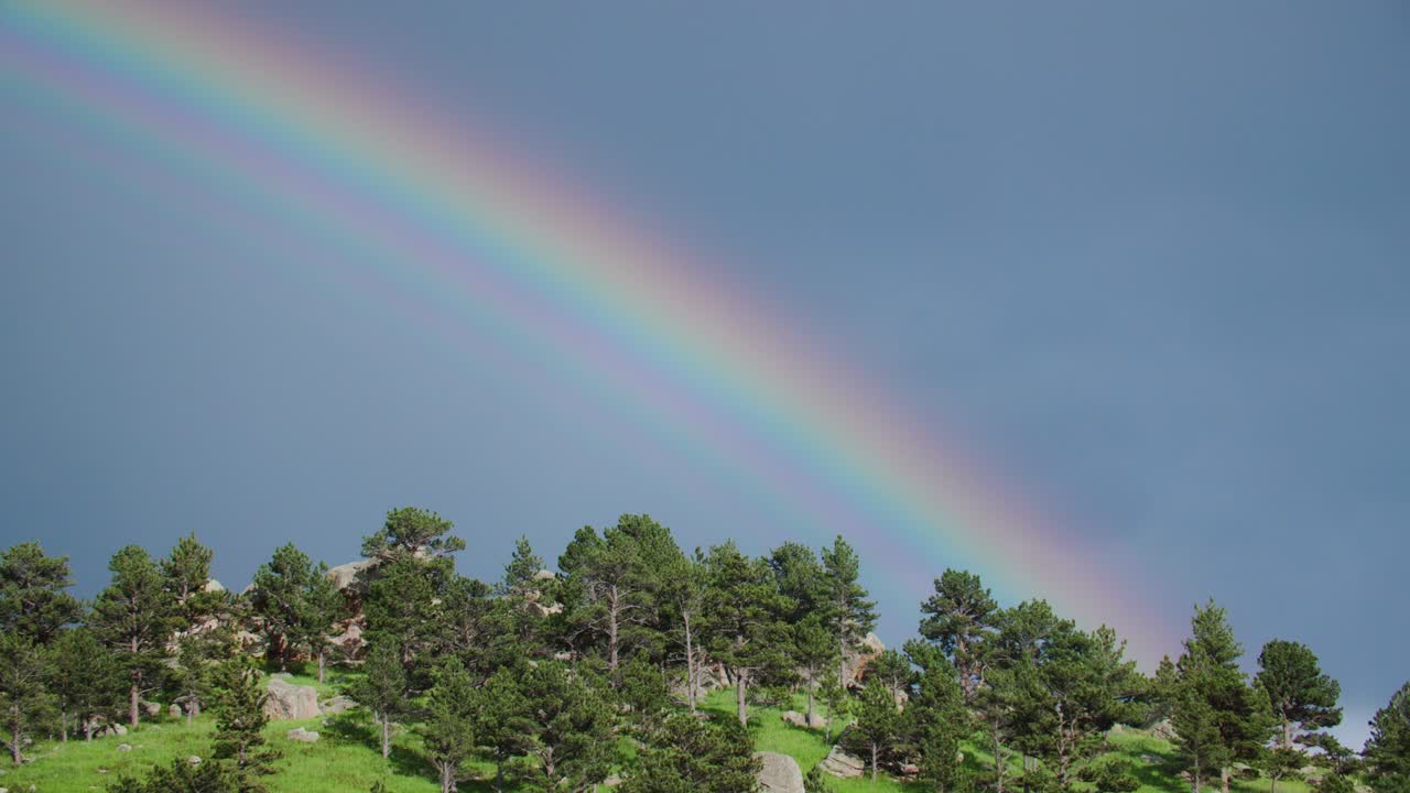 un arco iris que se forma sobre las colinas de boulder, colorado, ee.uu.