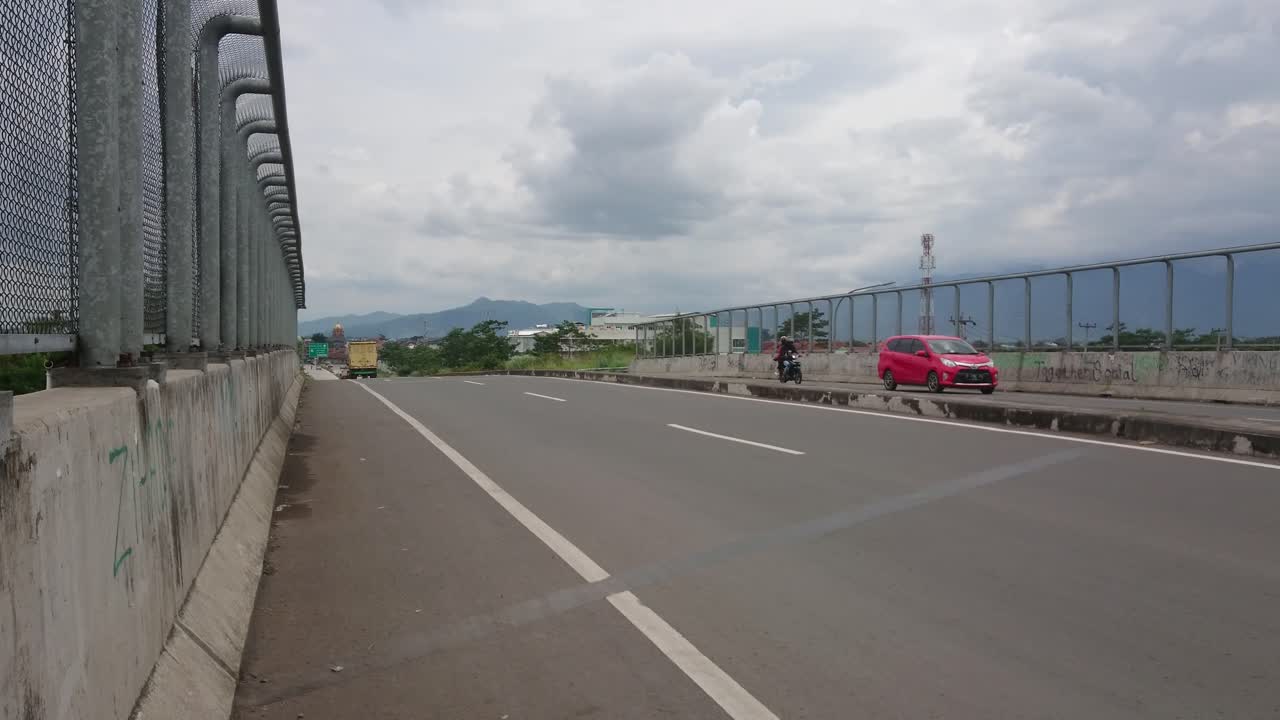 el puente con el cruce del vehículo, el conductor conduce por el puente