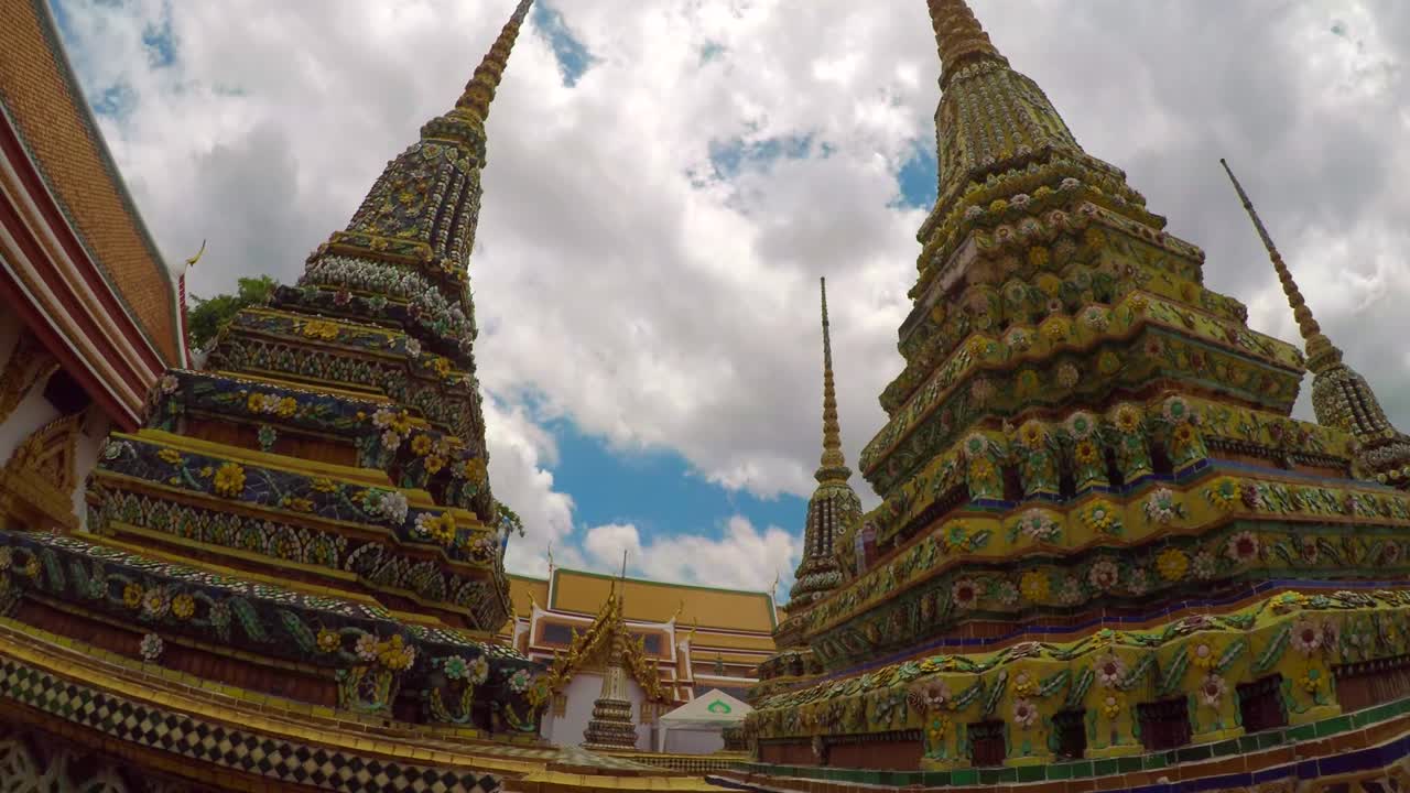 el hermoso templo de wat pho, en bangkok, tailandia