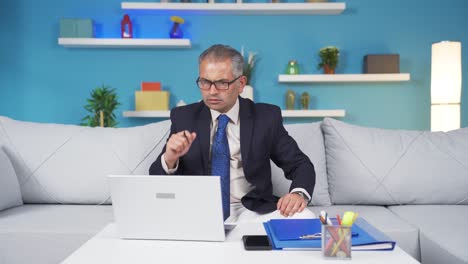 Hombre-Trabajador-De-Oficina-En-Casa-Ganando-Dinero-Y-Sintiéndose-Feliz.