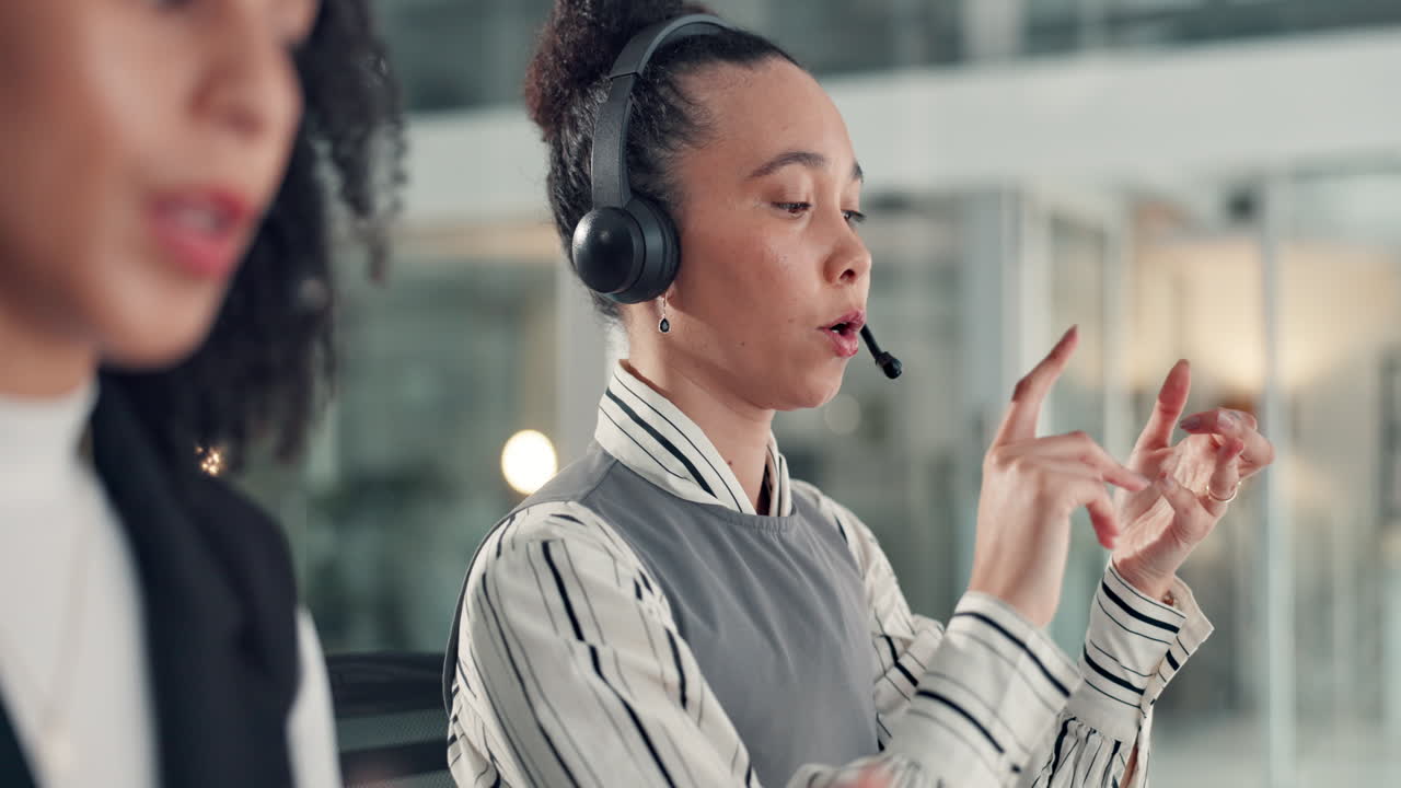 representantes de servicio al cliente en un centro de llamadas
