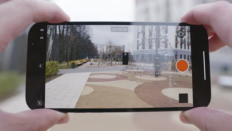 filmando un parque infantil de la ciudad con un teléfono inteligente