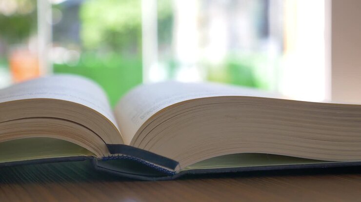 Libro aperto su un tavolo di legno