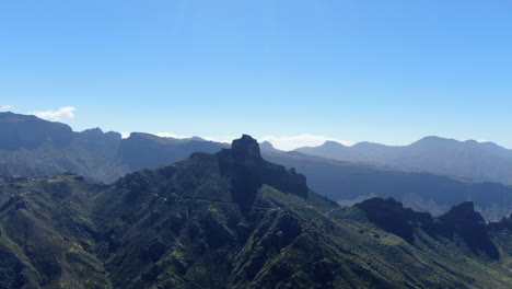 Vista-Aérea-Delantera-Del-Roque-Nublo-Con-Su-Valle