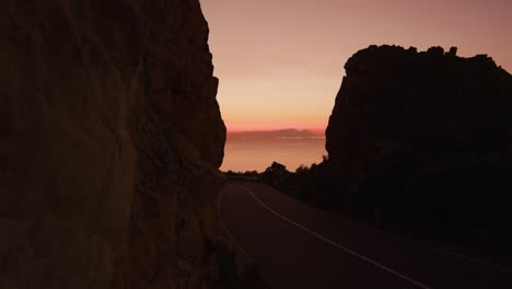 Video-Mit-Wunderschönem-Blick-Auf-Den-Sonnenuntergang-über-Der-Felsigen-Küste