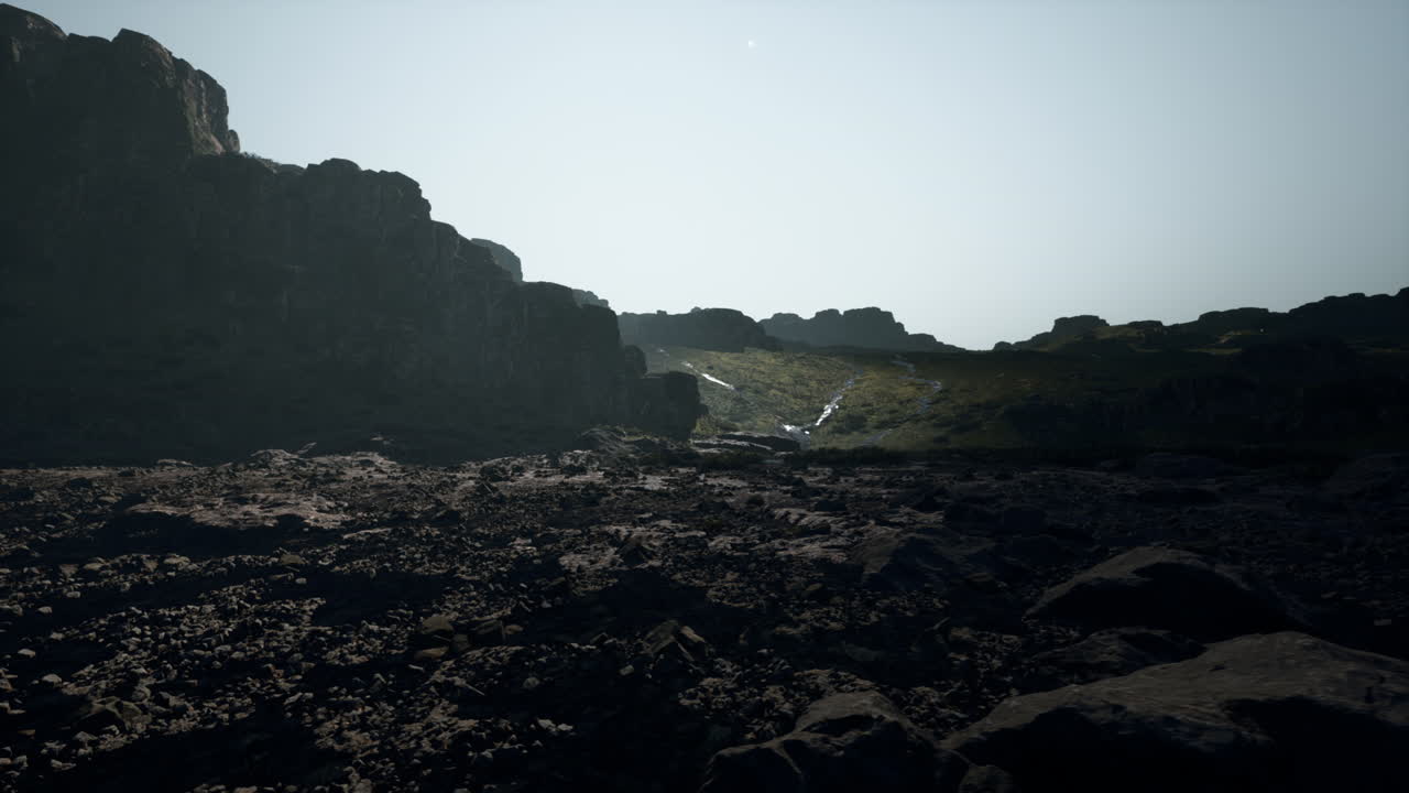 impresionante paisaje montañoso con dramáticos acantilados