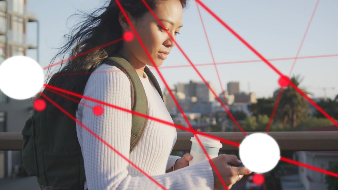 Donna pendolare su un ponte, con una tazza in mano, tocca il telefono evocando grafici tecnologici che si sovrappongono alla skyline.
