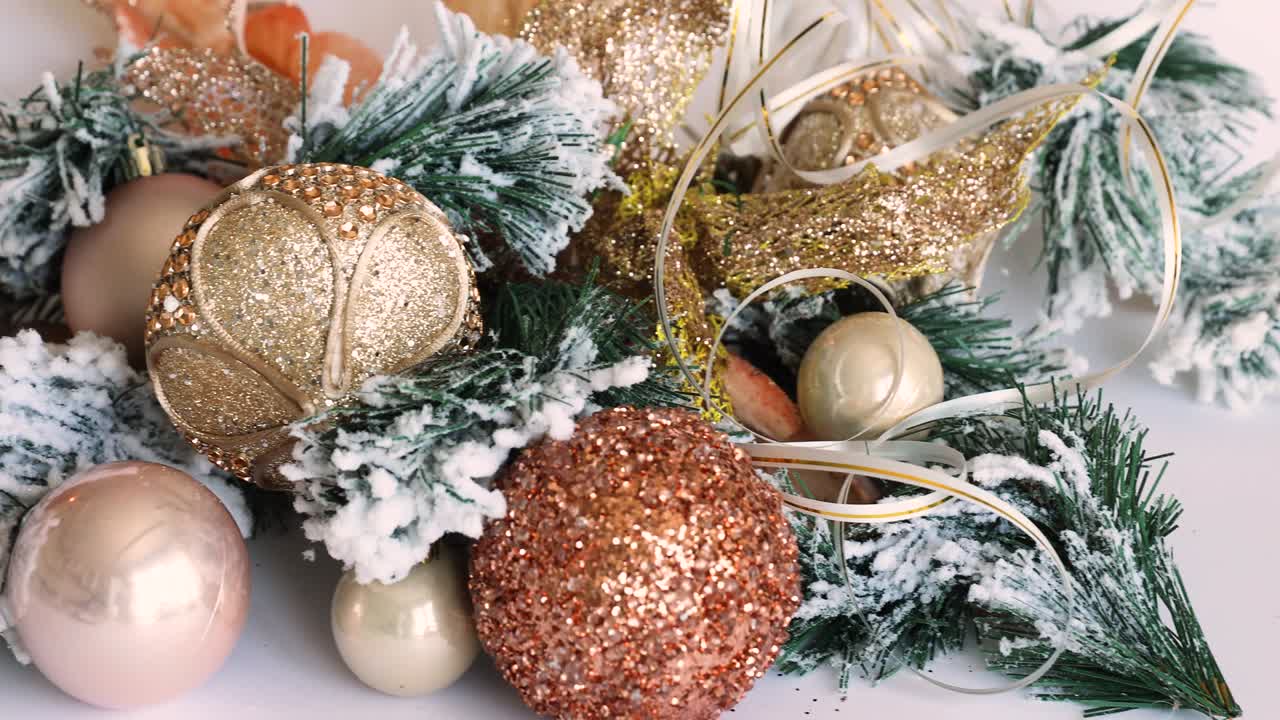 joyas de navidad de color dorado. juguetes de año nuevo en un árbol de navidad.