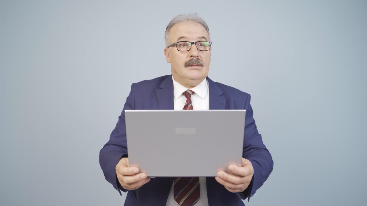 el hombre de negocios mirando la computadora portátil se frustra, está triste e indefenso.