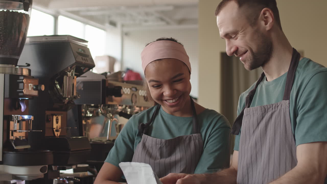 Barista che forma un nuovo dipendente in una caffetteria.