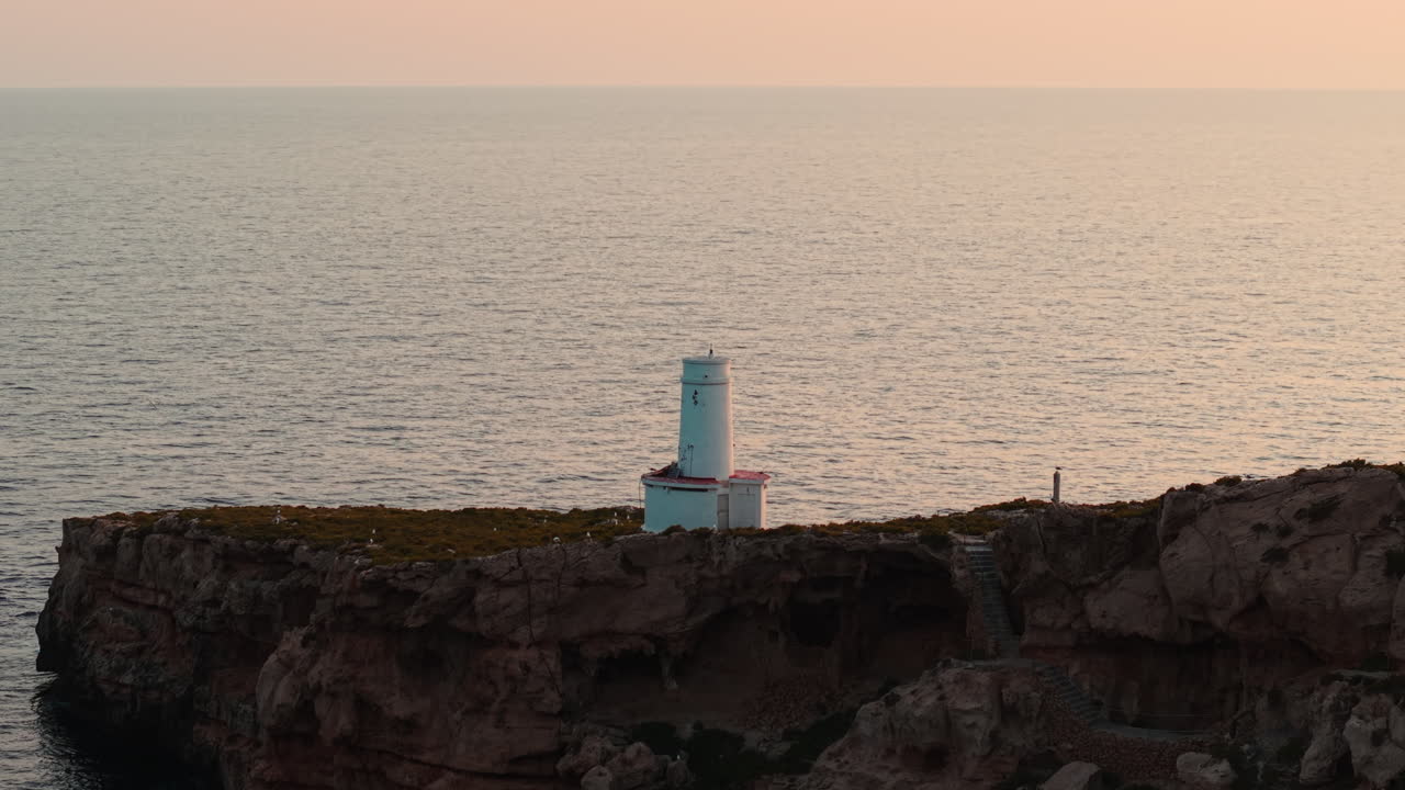 Faro su una scogliera vicino al mare