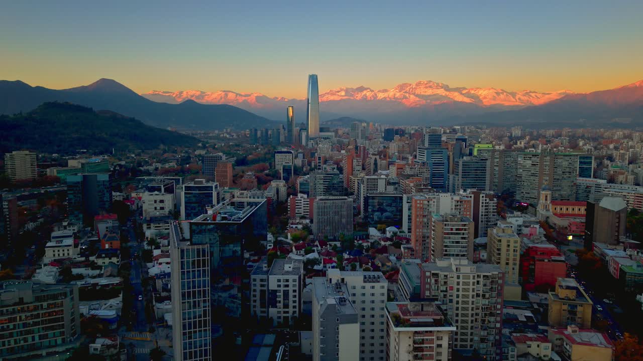 Tramonto vibrante sullo splendido skyline di Santiago con le Ande che risplendono