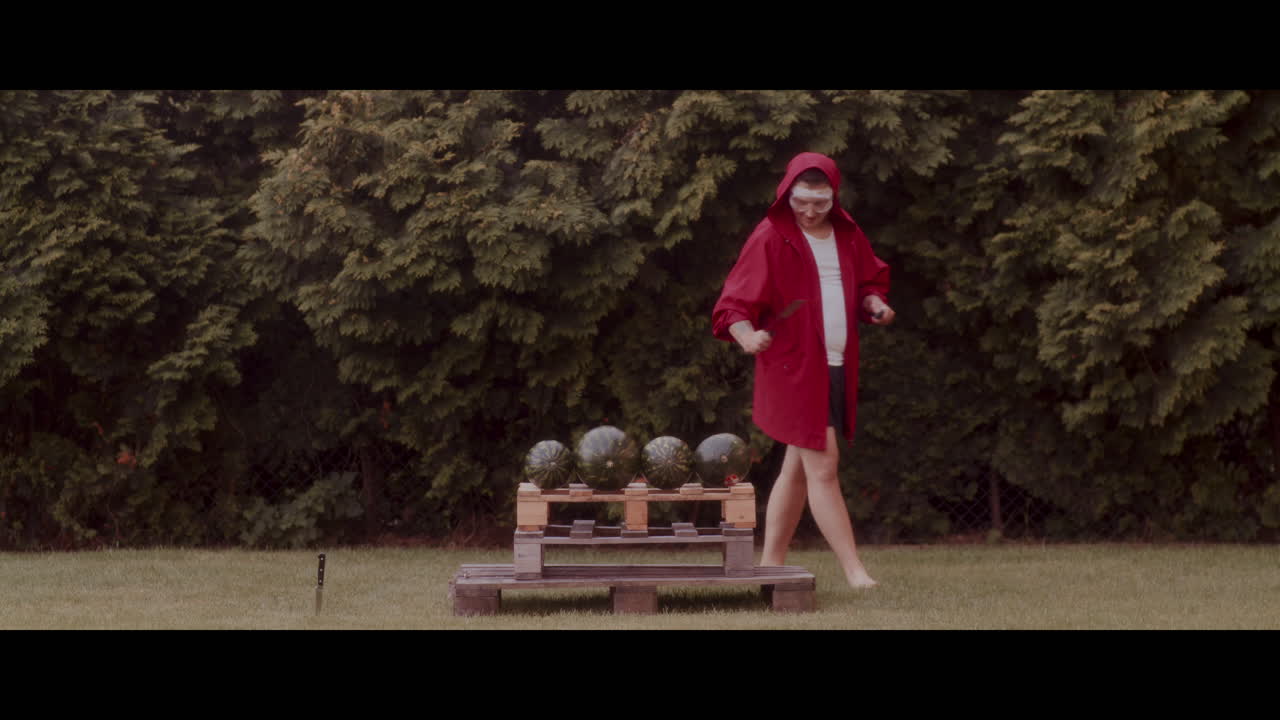 Homem de casaco vermelho com melancias