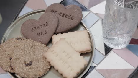 Toma-De-Cardán-En-órbita-Que-Muestra-Varias-Galletas-De-Mantequilla-Y-Cacao-En-Una-Pastelería-Artesanal,-4k