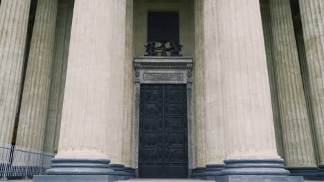 la entrada adornada de una catedral