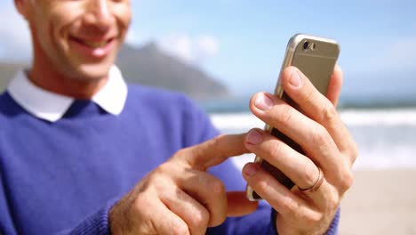 hombre usando teléfono móvil