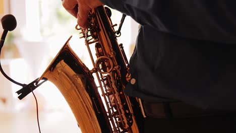 saxofonista toca el saxofón en un salón de fiestas