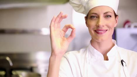 chef sonriendo bastante a la cámara y dando pulgares hacia arriba