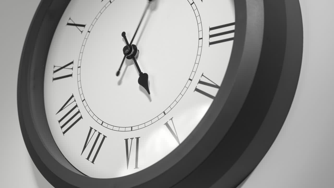 reloj latino en el lapso de tiempo en la pared blanca