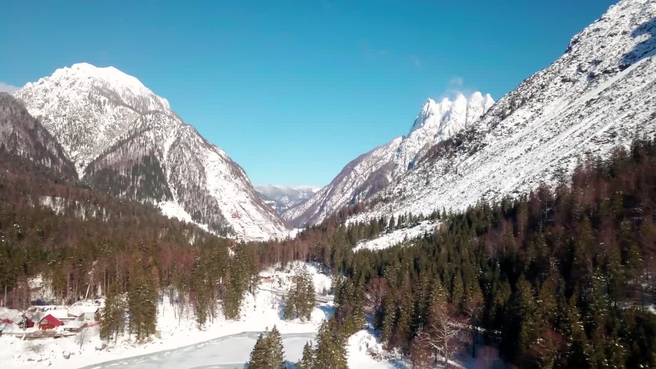 Lago del Predil, Tarvisio - Italia, un lago alpino ghiacciato in un paesaggio montano invernale da fiaba coperto di neve