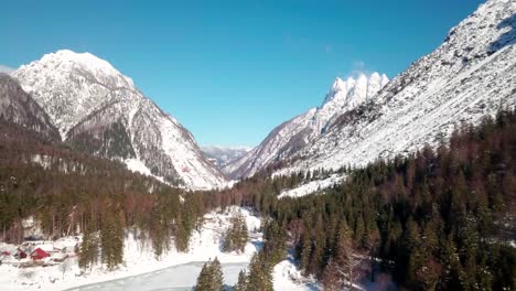 lago del predil, tarvisio - italia un lago alpino congelado en un paisaje de montaña de cuento de hadas de invierno cubierto de nieve