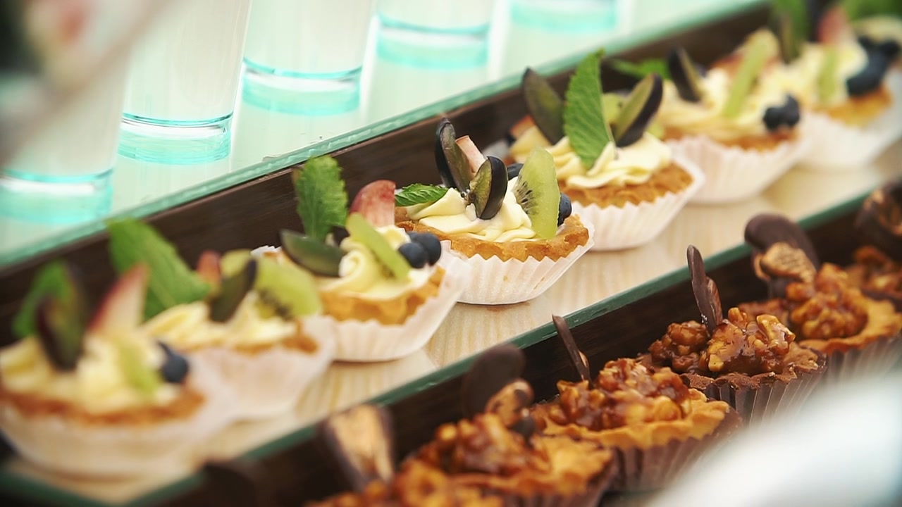 Deliziose crostatine di frutta e dolci su un buffet di dolci da catering