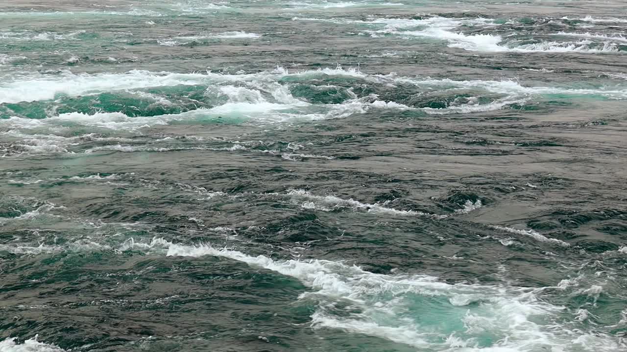 las olas de agua del río y el mar se encuentran durante la marea alta y la marea baja.