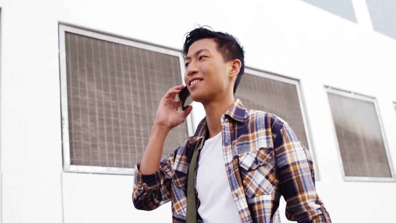 길거리에서 전화 하는 남자