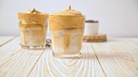 café dalgona helado, un moderno café batido cremoso y esponjoso