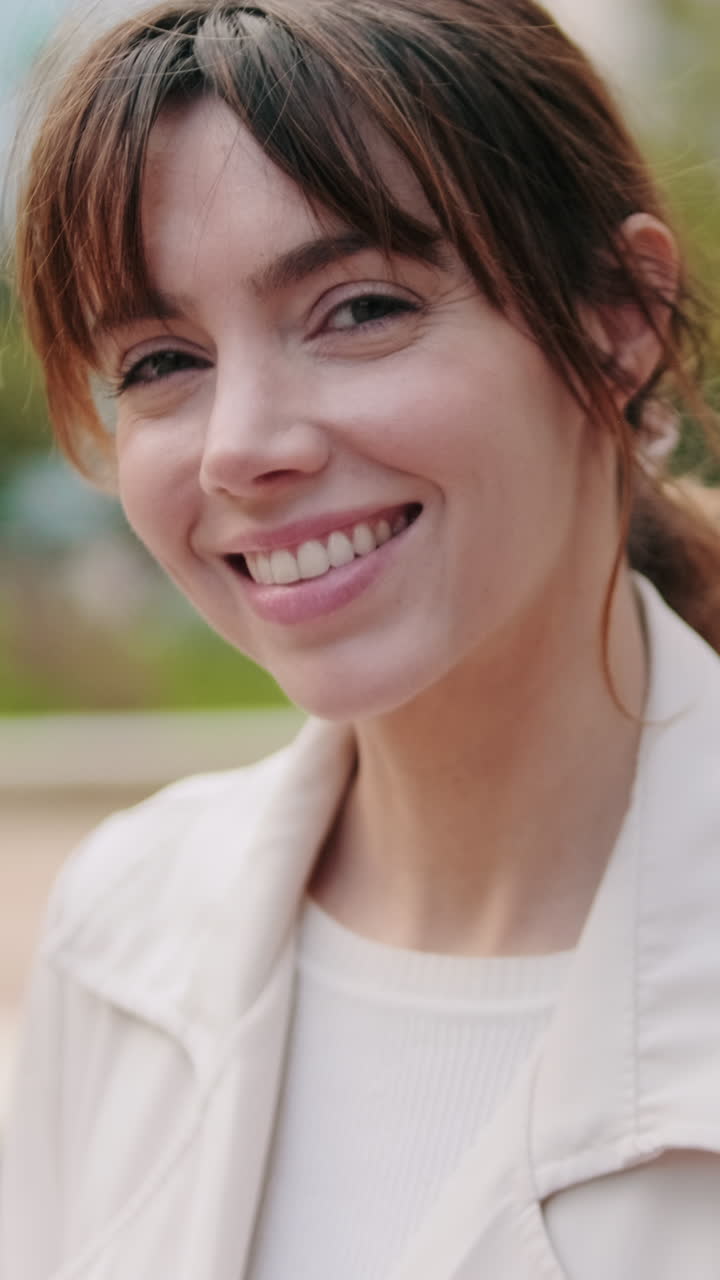 Primer plano de una joven feliz sonriendo