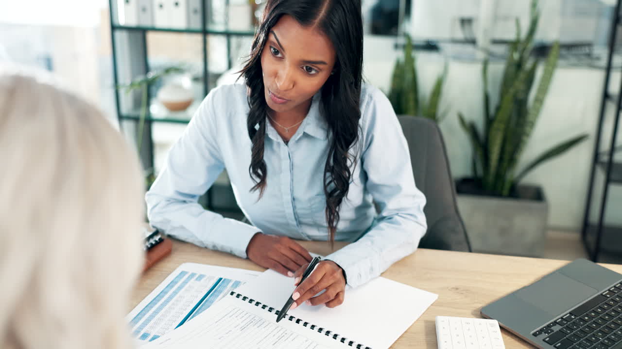 Femme, conseillère financière et documents en réunion