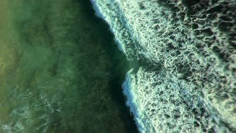vista aérea de las olas que se estrellan en la playa