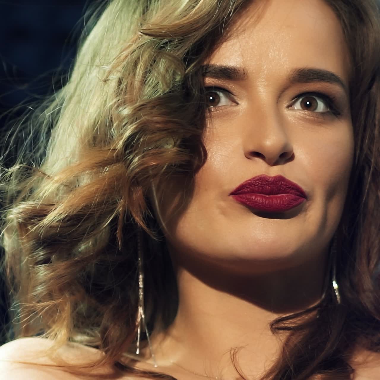 Giovane donna sorpresa. Movimento rallentato.