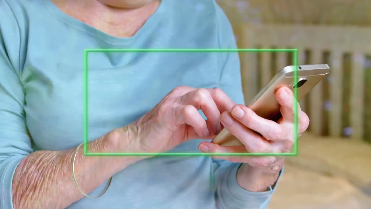 animación de un marco verde brillante sobre una mujer que usa un teléfono inteligente