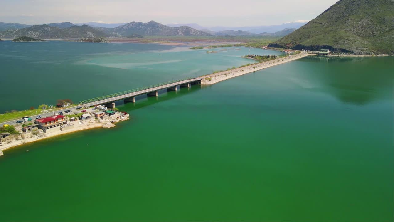 국립공원 주변 차량 고속도로의 무인 항공기 보기