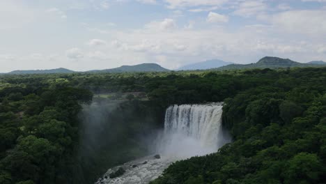eyipantla falls es una cascada ubicada en la región de los tuxtlas del sur de veracruz en méxico